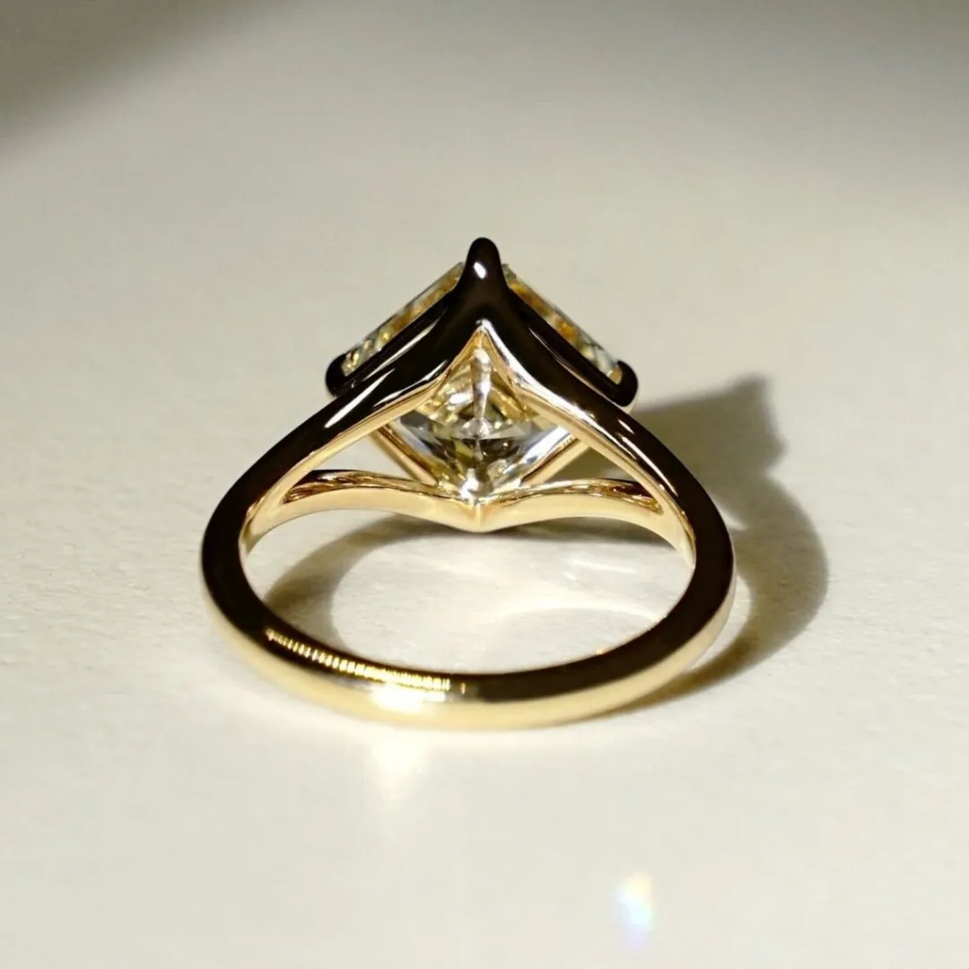 /public/photos/live/East West Asscher Cut Moissanite Elegant Wedding Ring 615 (1).webp